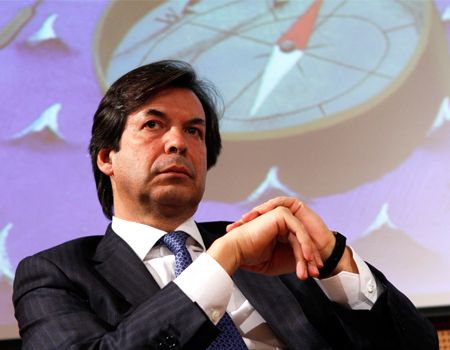 Intesa SanPaolo: AD Carlo Messina Smonta Speculazioni Su Fusione Con ...